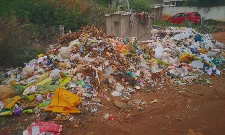 குவிந்து கிடக்கும் குப்பைகள்