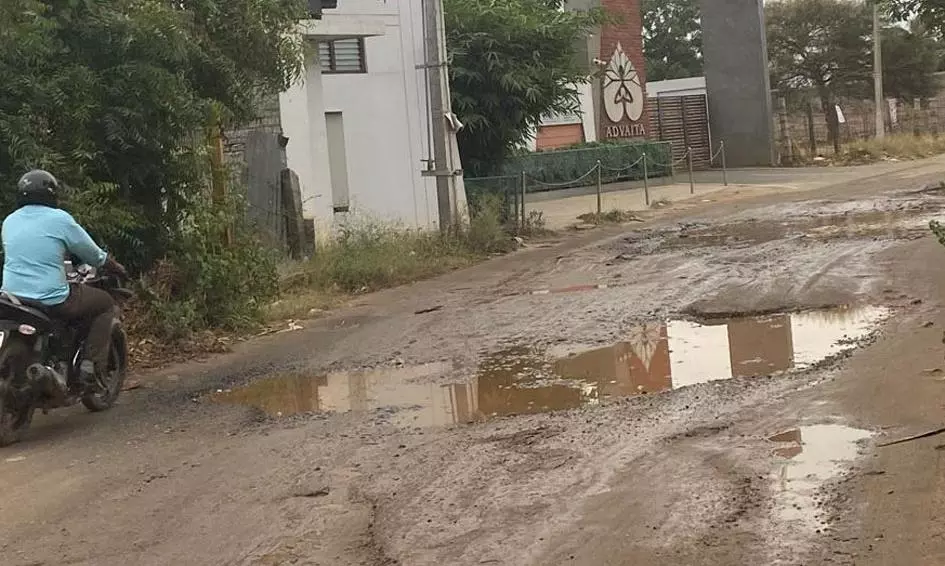 குண்டும் குழியுமான  சாலை