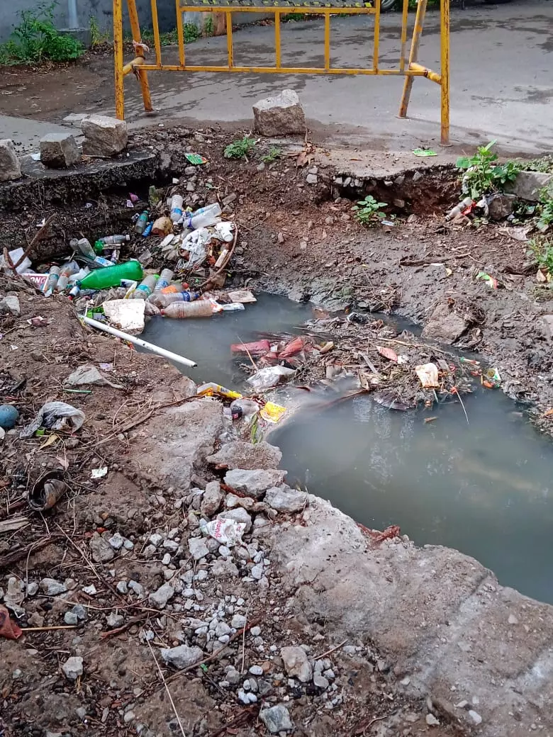 தேங்கும் கழிவுநீா் தேங்கும் கழிவுநீா்