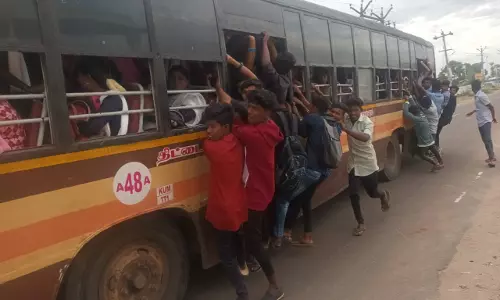 பஸ் படிக்கட்டில் ஆபத்தான பயணம்