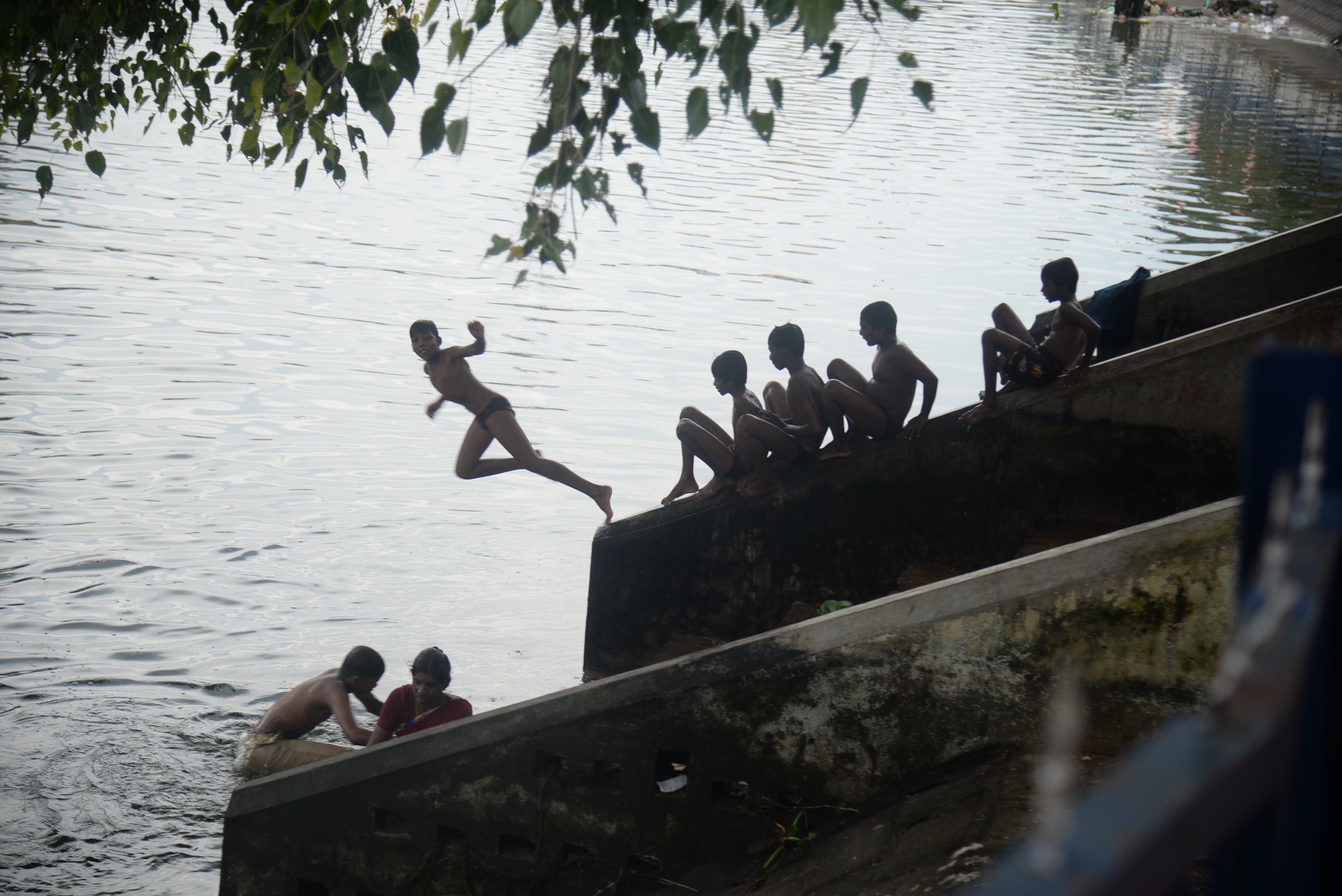 கல்லணைக்கால்வாயில் ஆபத்தான குளியல்