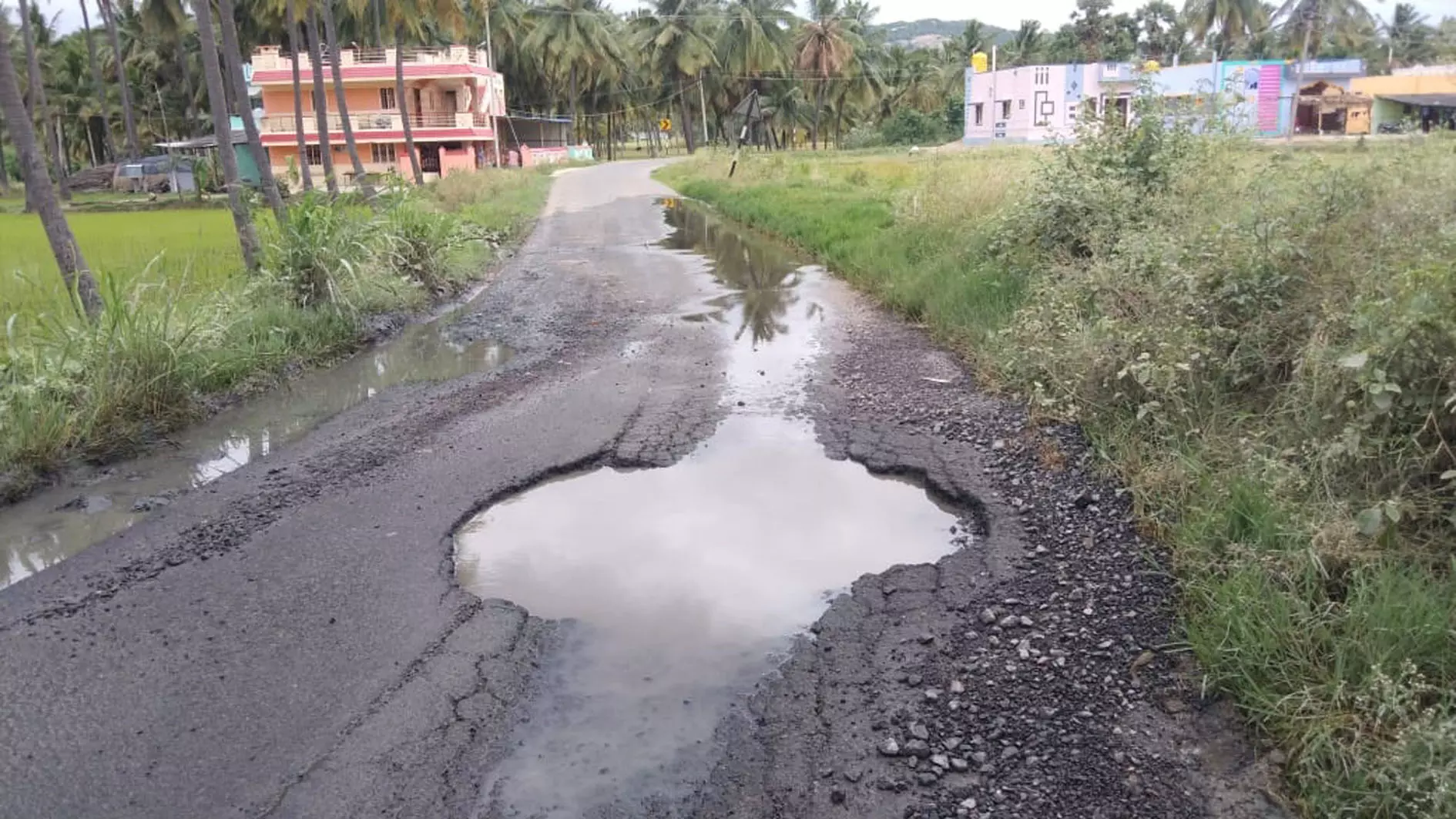 குண்டும், குழியுமான சாலை