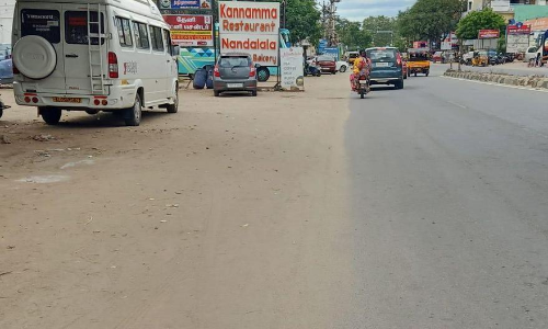 சாலையில் தேங்கிய மண்