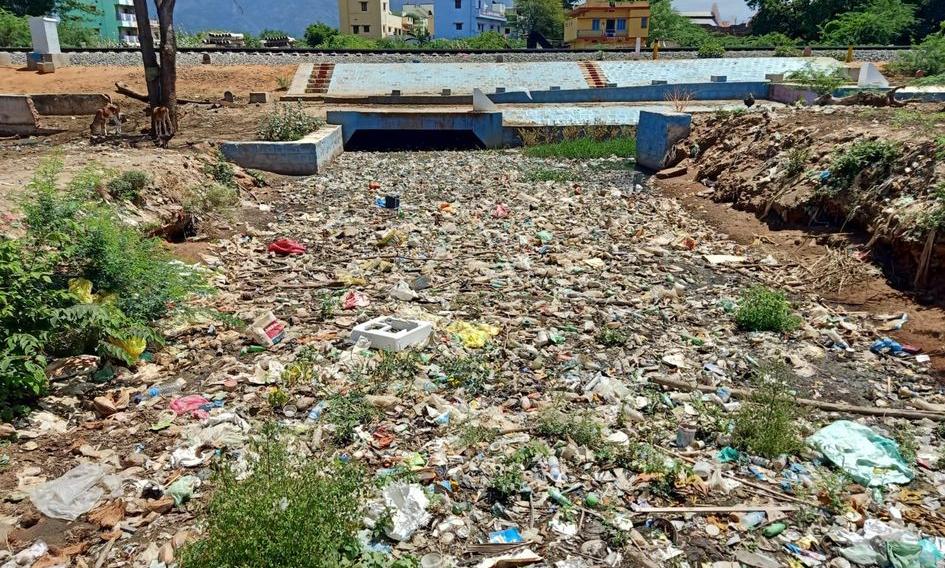 வாய்க்காலில் குவிந்த குப்பைகள்