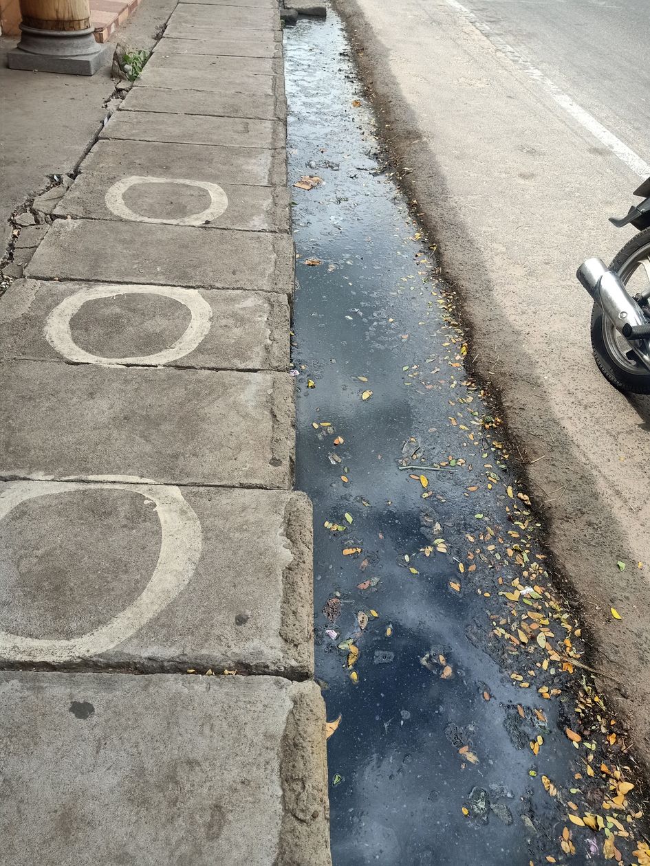 சாலையோரம் தேங்கி கிடக்கும் கழிவுநீர் சாலையோரம் தேங்கி கிடக்கும் கழிவுநீர்