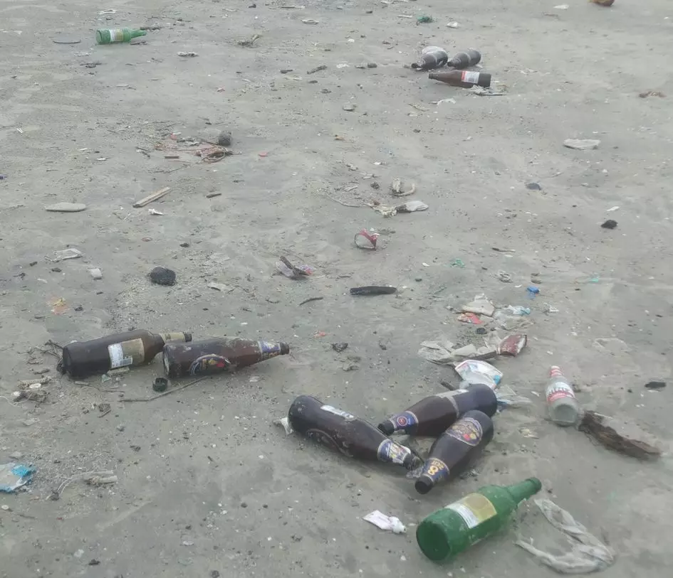 குவிந்து கிடைக்கும் மதுபாட்டில்கள்