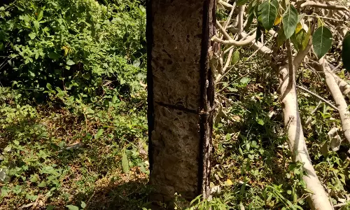 ஆபத்தான மின்கம்பம்