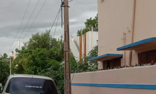 உயிர்பலி வாங்க காத்திருக்கும் மின்கம்பம்