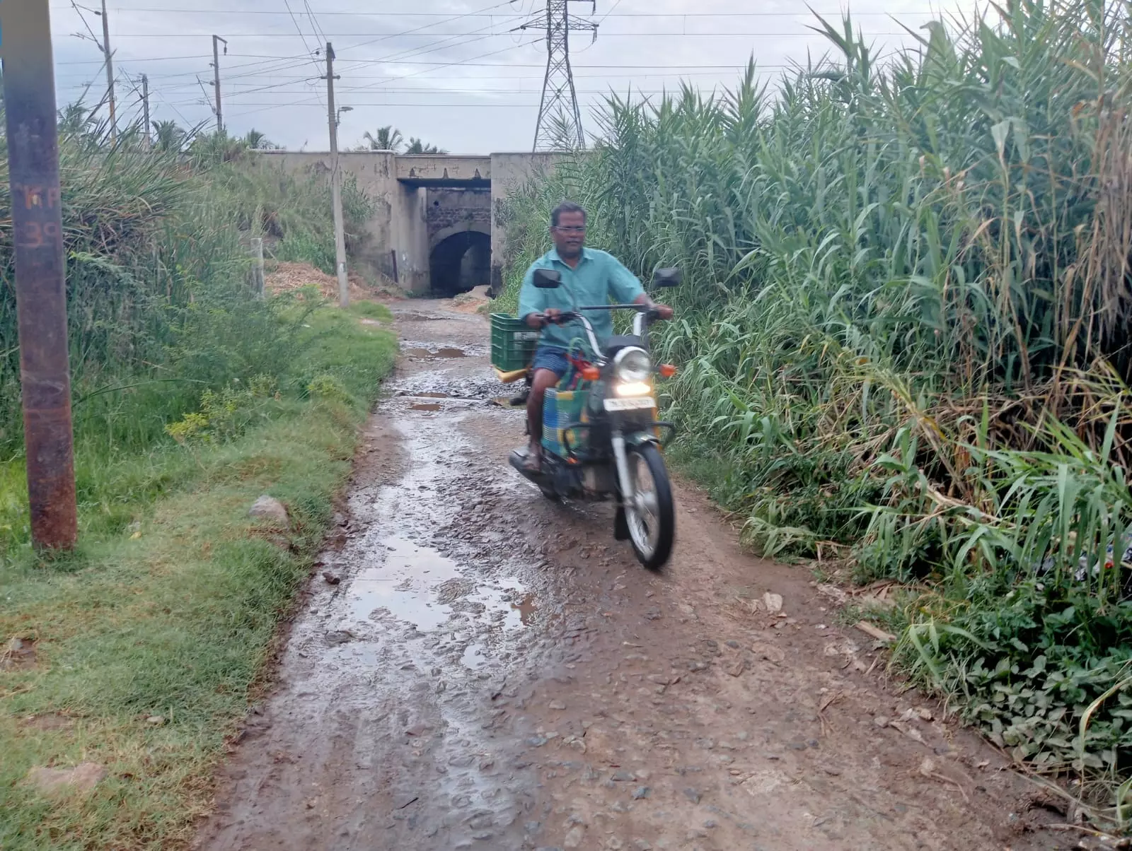 சீரமைக்க வேண்டிய சாலை சீரமைக்க வேண்டிய சாலை