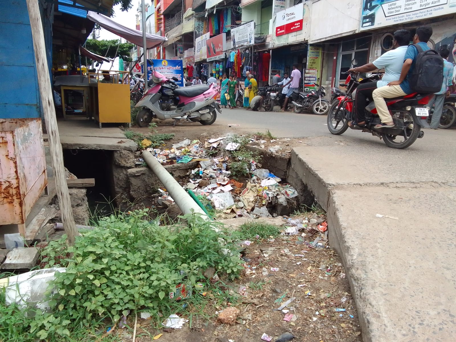 குறுகலான பாலத்தால் விபத்து அபாயம்