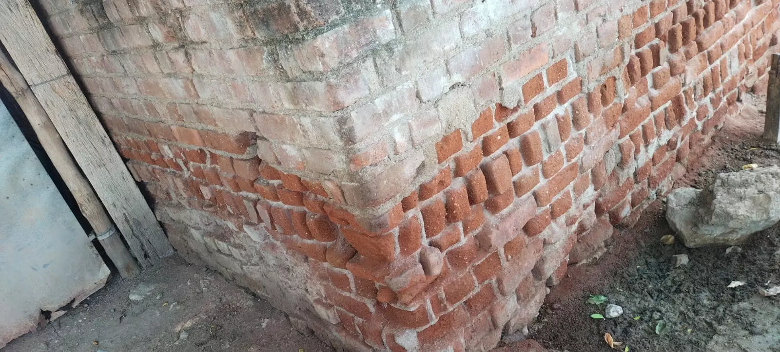 பராமரிப்பற்ற பள்ளிகட்டிடம்