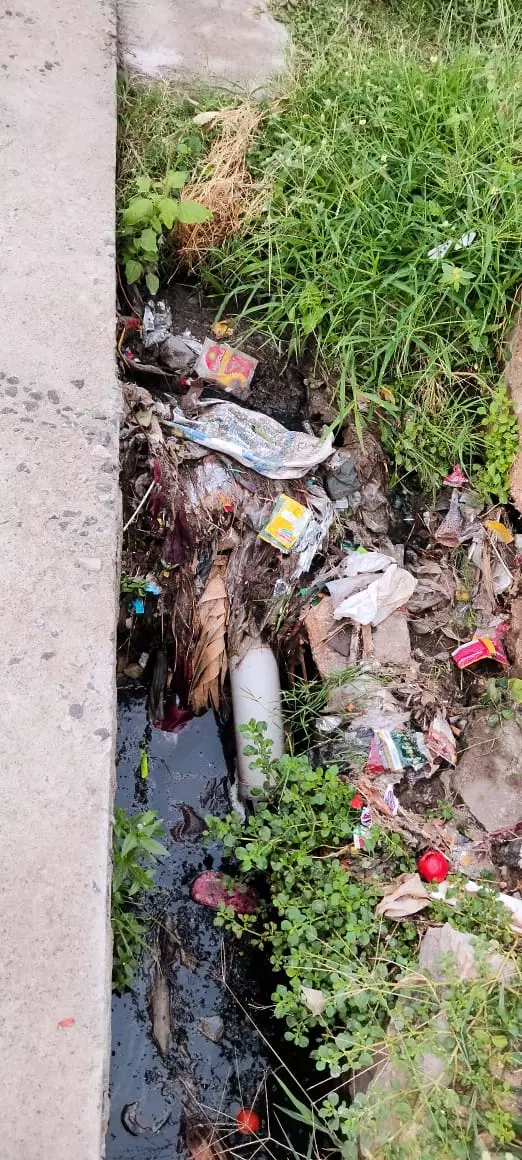 சாக்கடையில் குழாய்கள்