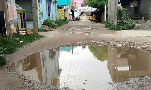 சாலையில் தேங்கிய நீரை அகற்ற வேண்டும் சாலையில் தேங்கிய நீரை அகற்ற வேண்டும்