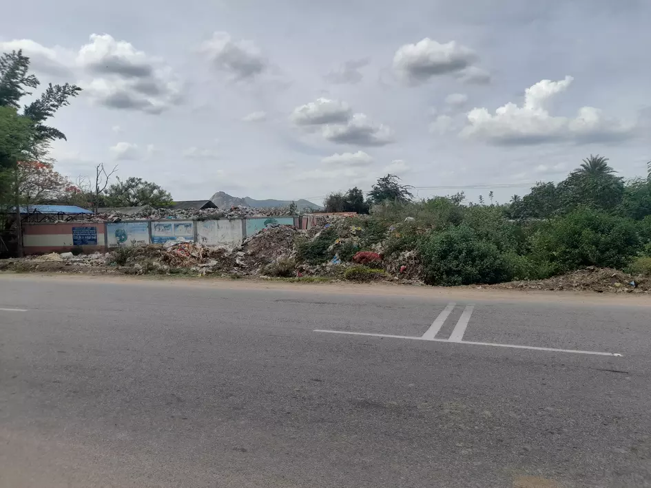 குப்பை கொட்டும் இடத்தை மாற்ற வேண்டும்