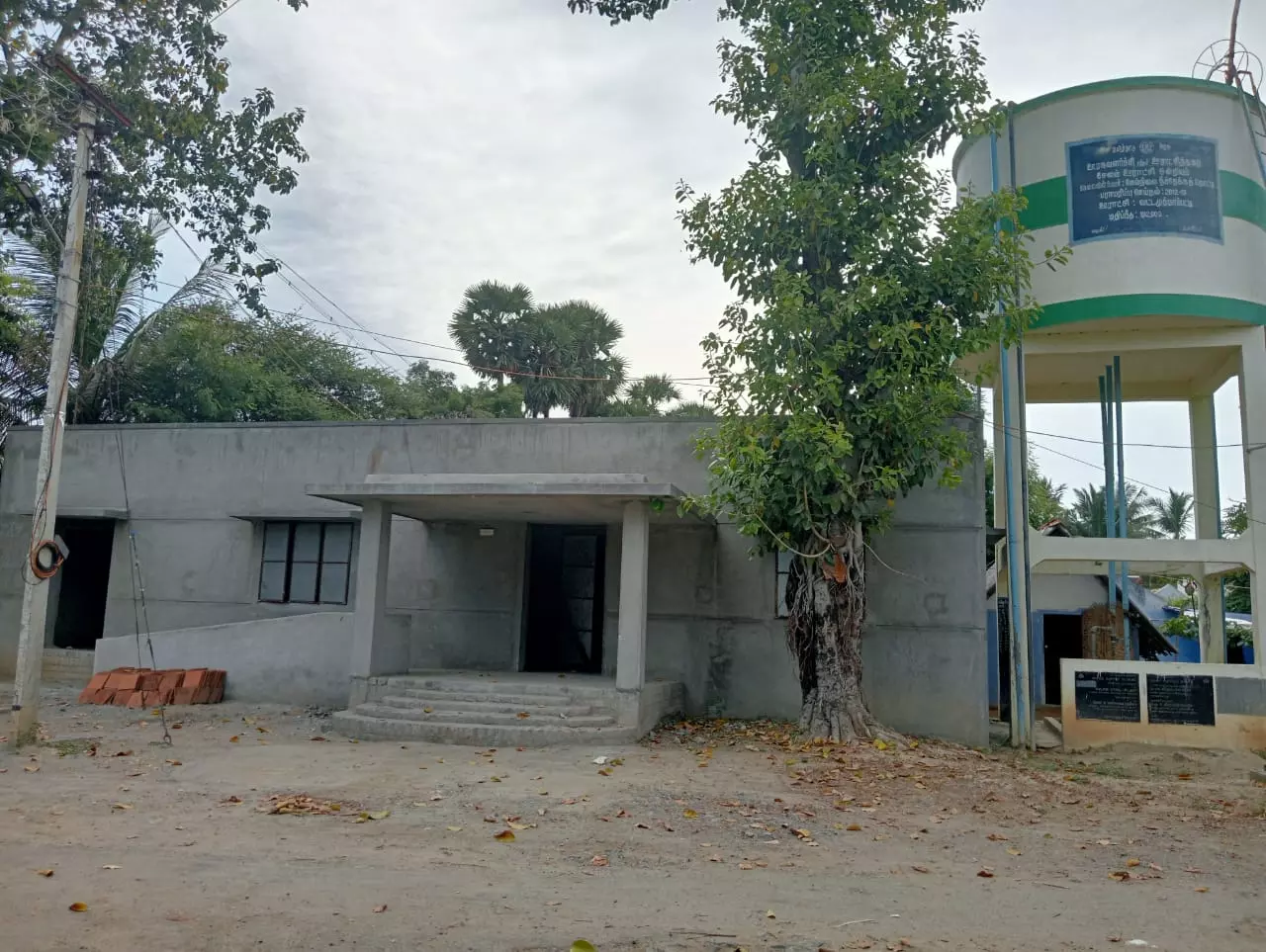 பாதியில் நிற்கும் அரசு கட்டிடம் பாதியில் நிற்கும் அரசு கட்டிடம்