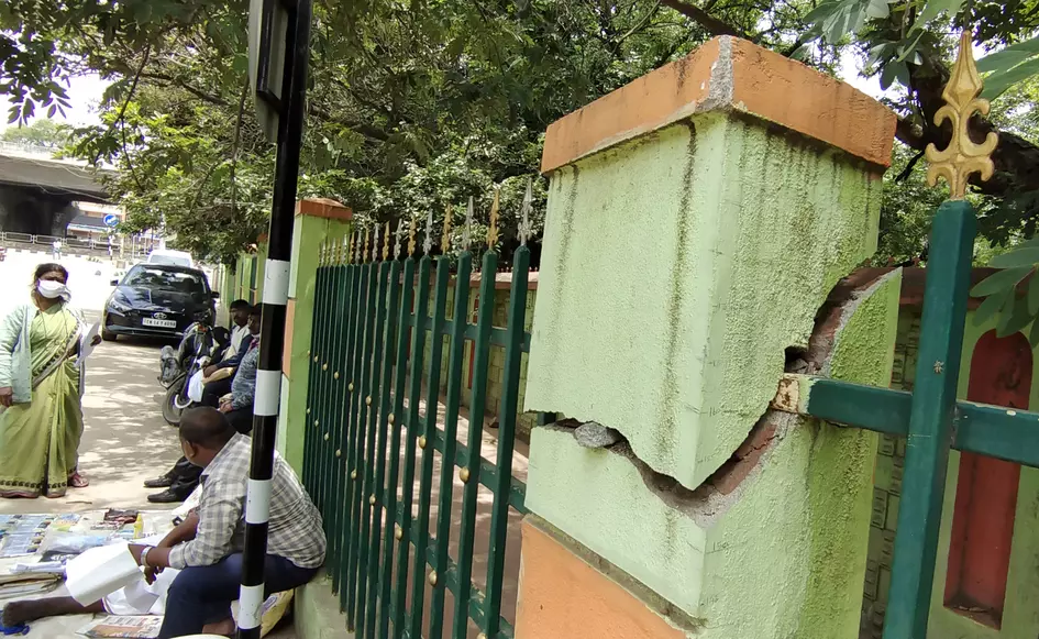 விரிசலான சுவர் சரி செய்யப்படுமா?