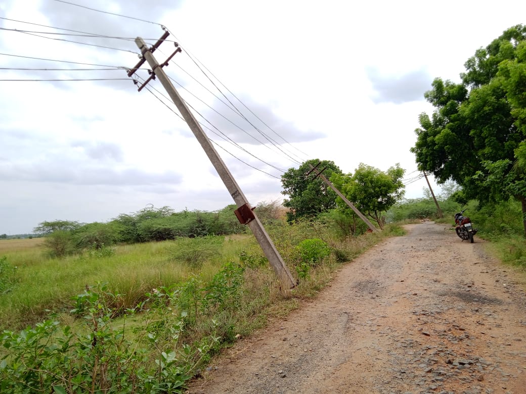 சாய்ந்த நிலையில் மின்கம்பம்