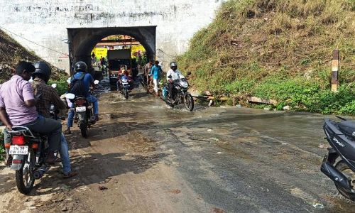 சாலையில் செல்லும் கழிவுநீர் சாலையில் செல்லும் கழிவுநீர்