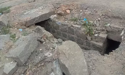 மூடப்படாத சாக்கடை மூடப்படாத சாக்கடை