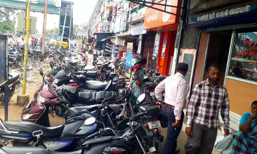 வாகன நிறுத்தமாக மாறிய நடைபாதை