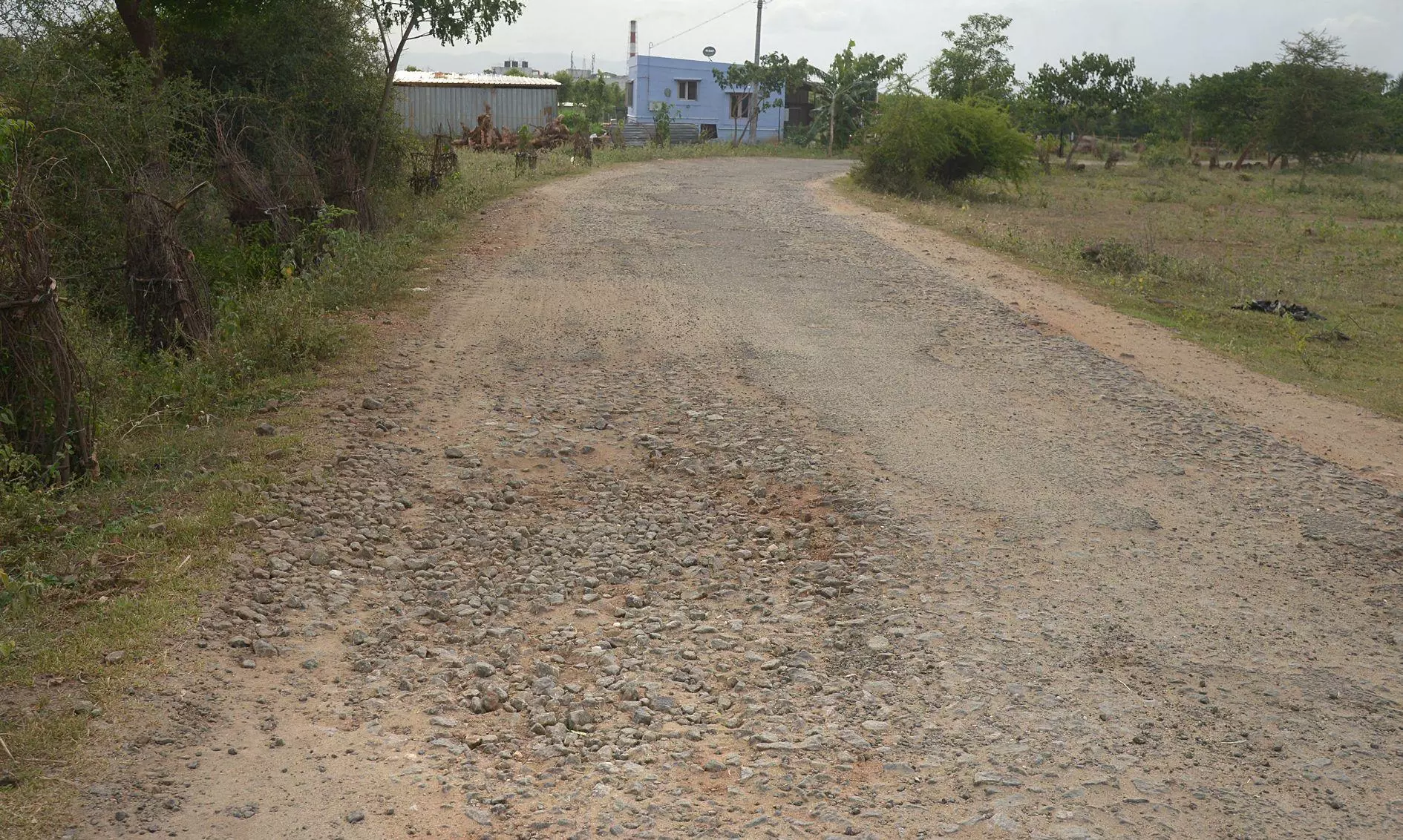 சேதமடைந்த சாலை சேதமடைந்த சாலை