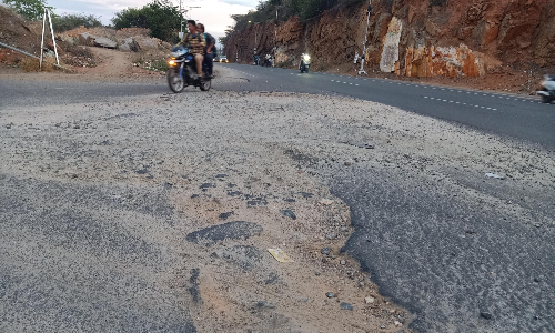 சேதம் அடைந்த சாலை