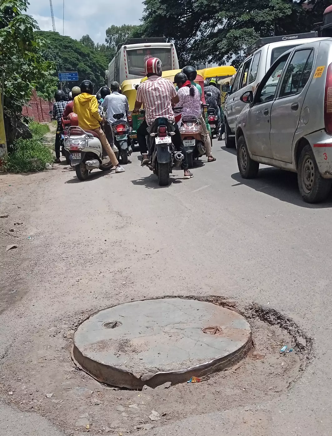 சாலையோர பள்ளம் மூடப்படுமா?