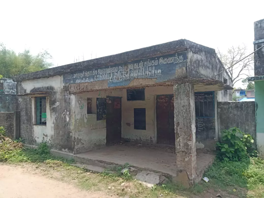 இடிந்து விழும் நிலையில் ரேஷன் கடை