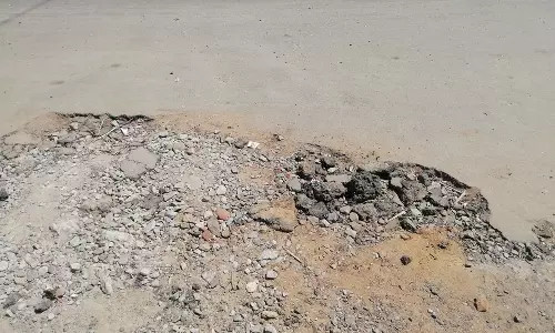 பழுதடைந்த ரோடு