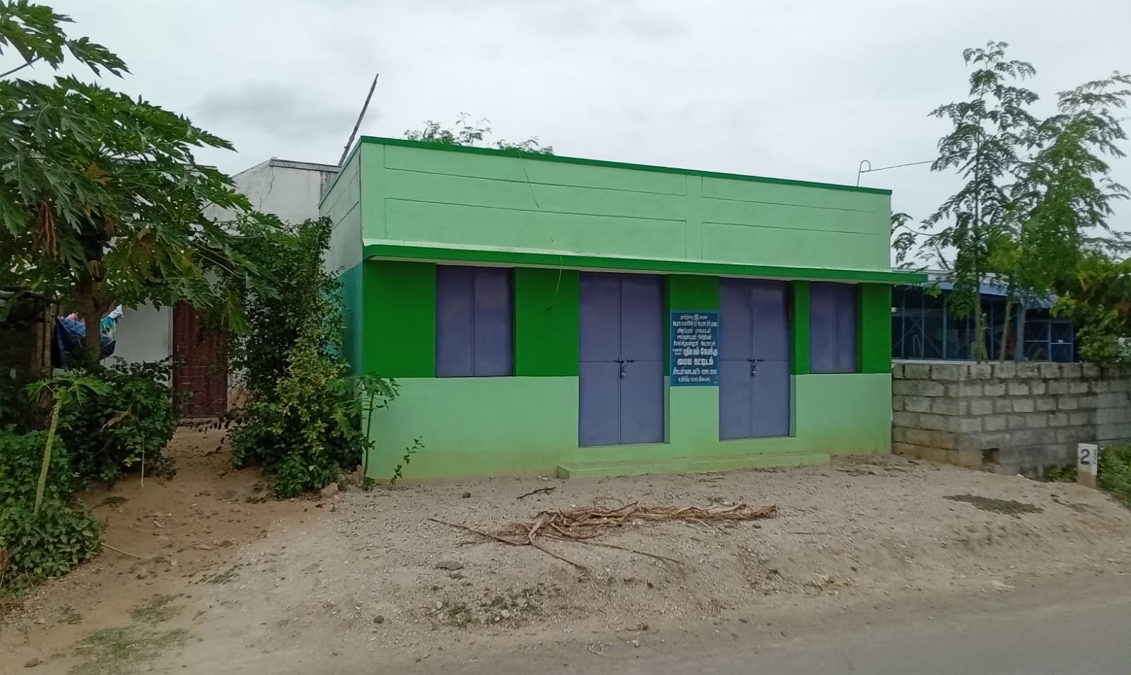 பூட்டியே கிடக்கும் ரேஷன் கடை