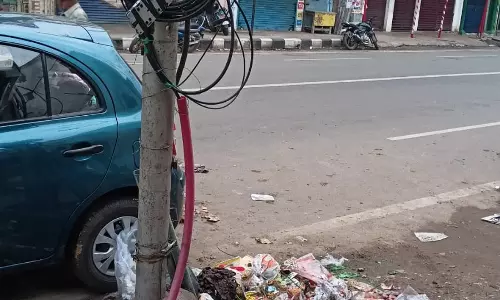 பஸ் நிறுத்தத்தில் குப்பை பஸ் நிறுத்தத்தில் குப்பை