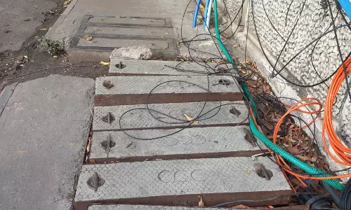 நடைபாதையில் சிக்கல் நடைபாதையில் சிக்கல்