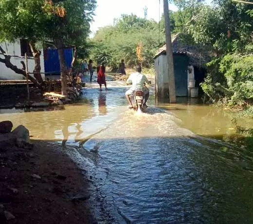 சாலையில் பெருக்கெடுத்து ஓடும் கழிவுநீர் சாலையில் பெருக்கெடுத்து ஓடும் கழிவுநீர்