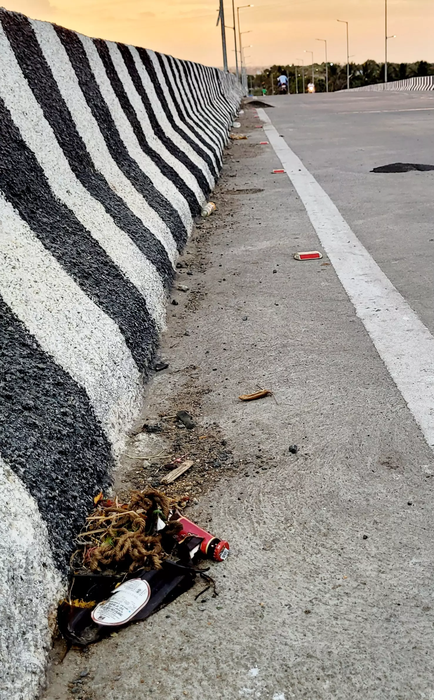 ரெயில்வே மேம்பாலத்தில் உடைக்கப்படும் பாட்டில்கள் ரெயில்வே மேம்பாலத்தில் உடைக்கப்படும் பாட்டில்கள்