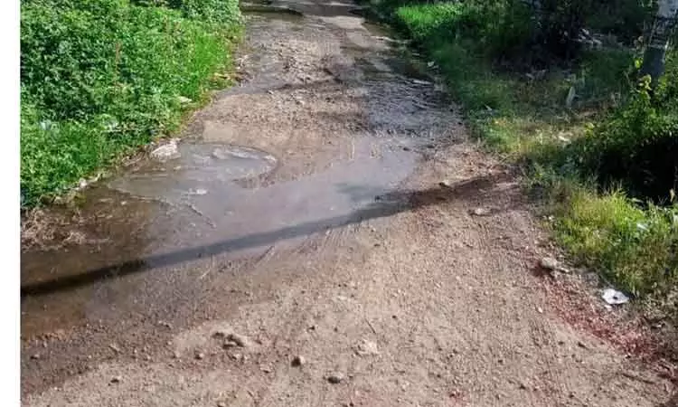 தெருவில் ஓடும் கழிவுநீர்