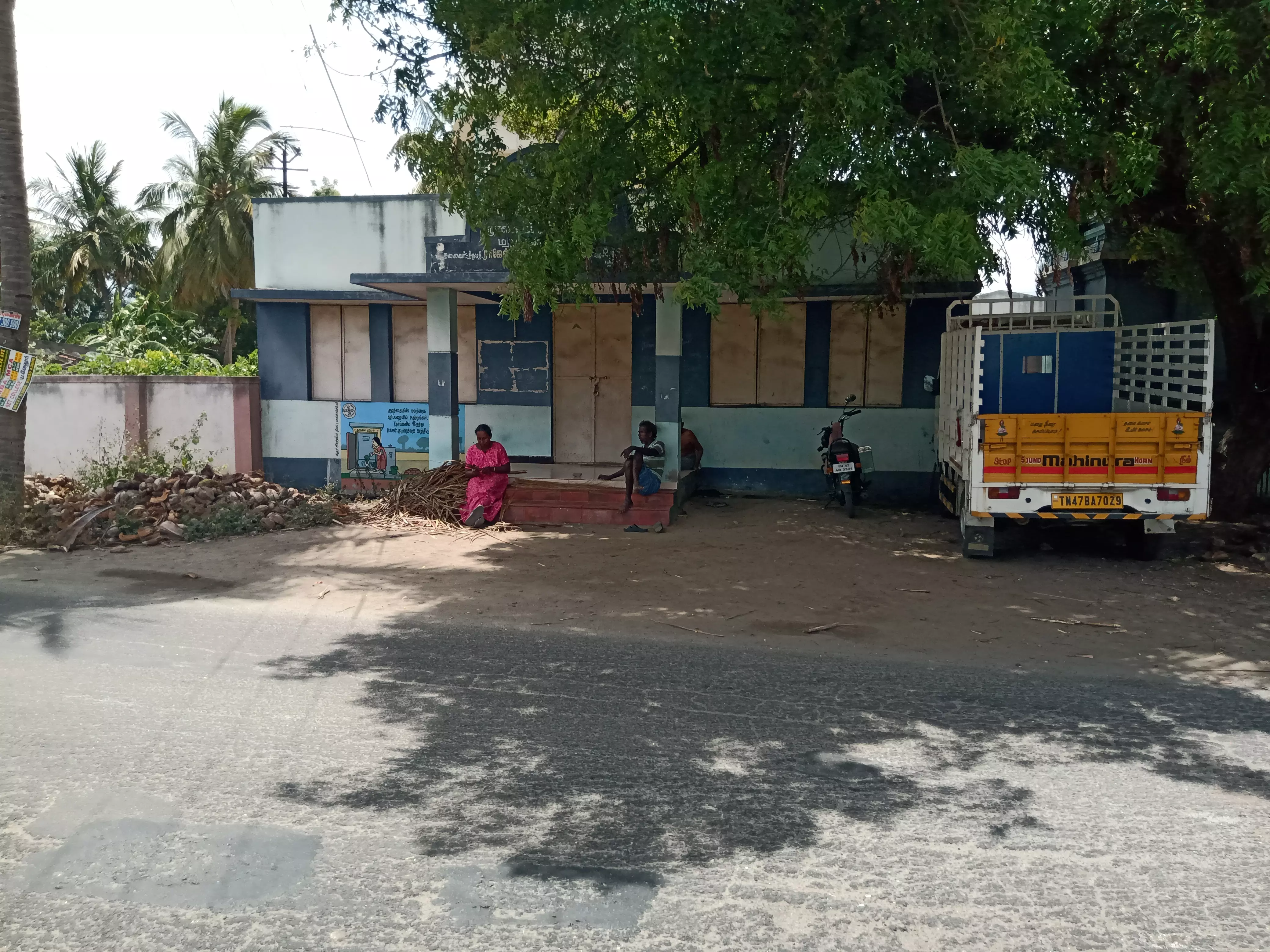 பூட்டிக்கிடக்கும் நூலகம்