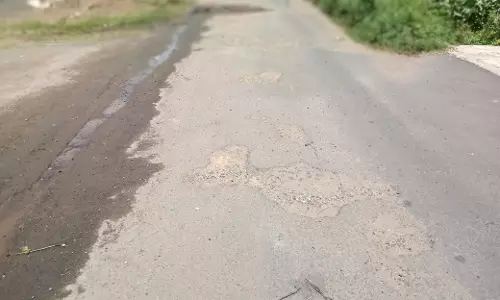 குண்டும், குழியுமான தார்சாலை