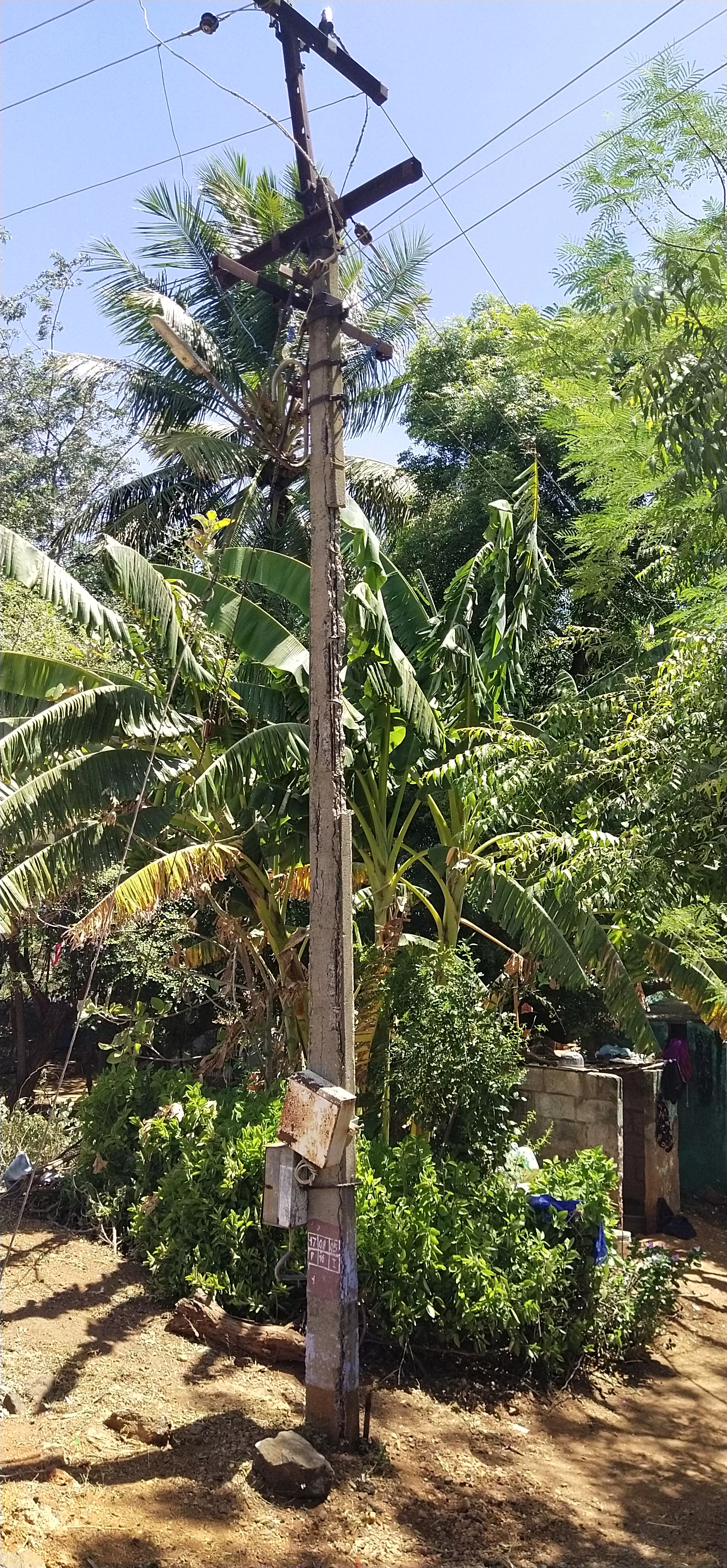 ஆபத்தான மின்கம்பம் ஆபத்தான மின்கம்பம்