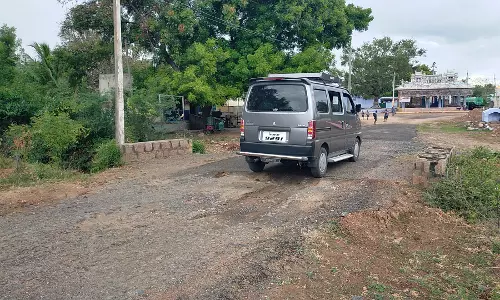 குண்டும், குழியுமான சாலை