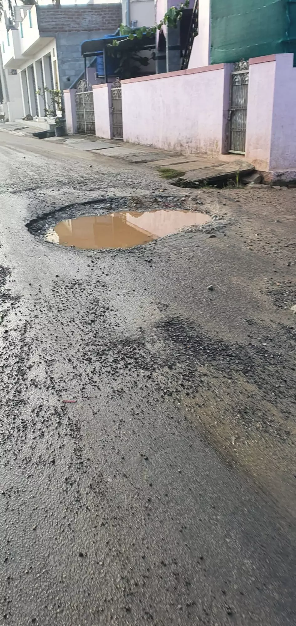 சாலையில் பெரிய பள்ளம்