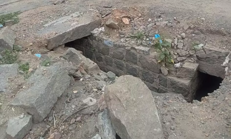மூடப்படாத சாக்கடை மூடப்படாத சாக்கடை