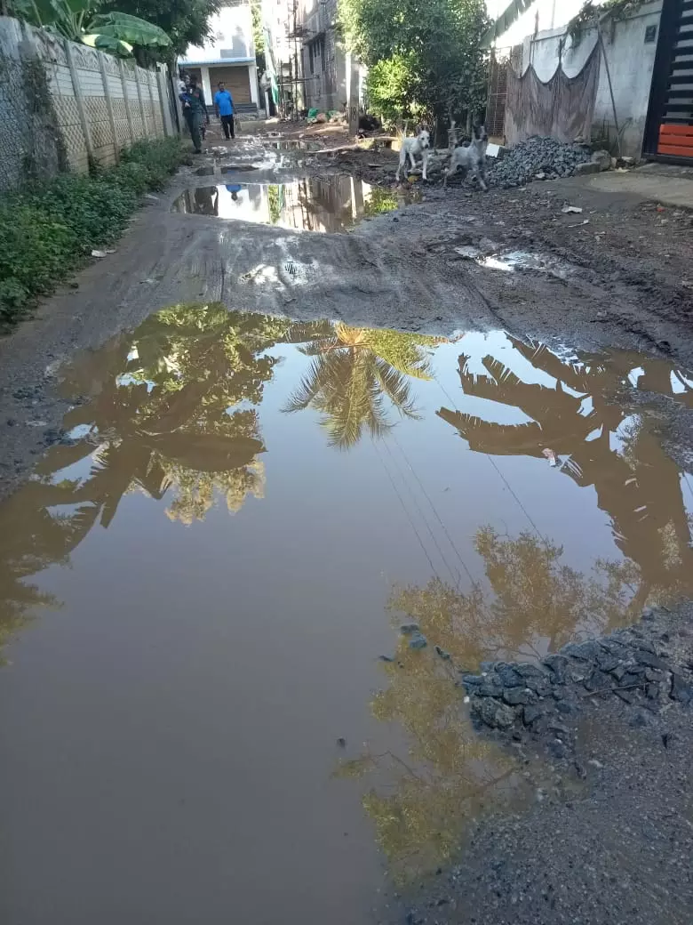 சாலையில் தேங்கிய மழைநீர் சாலையில் தேங்கிய மழைநீர்