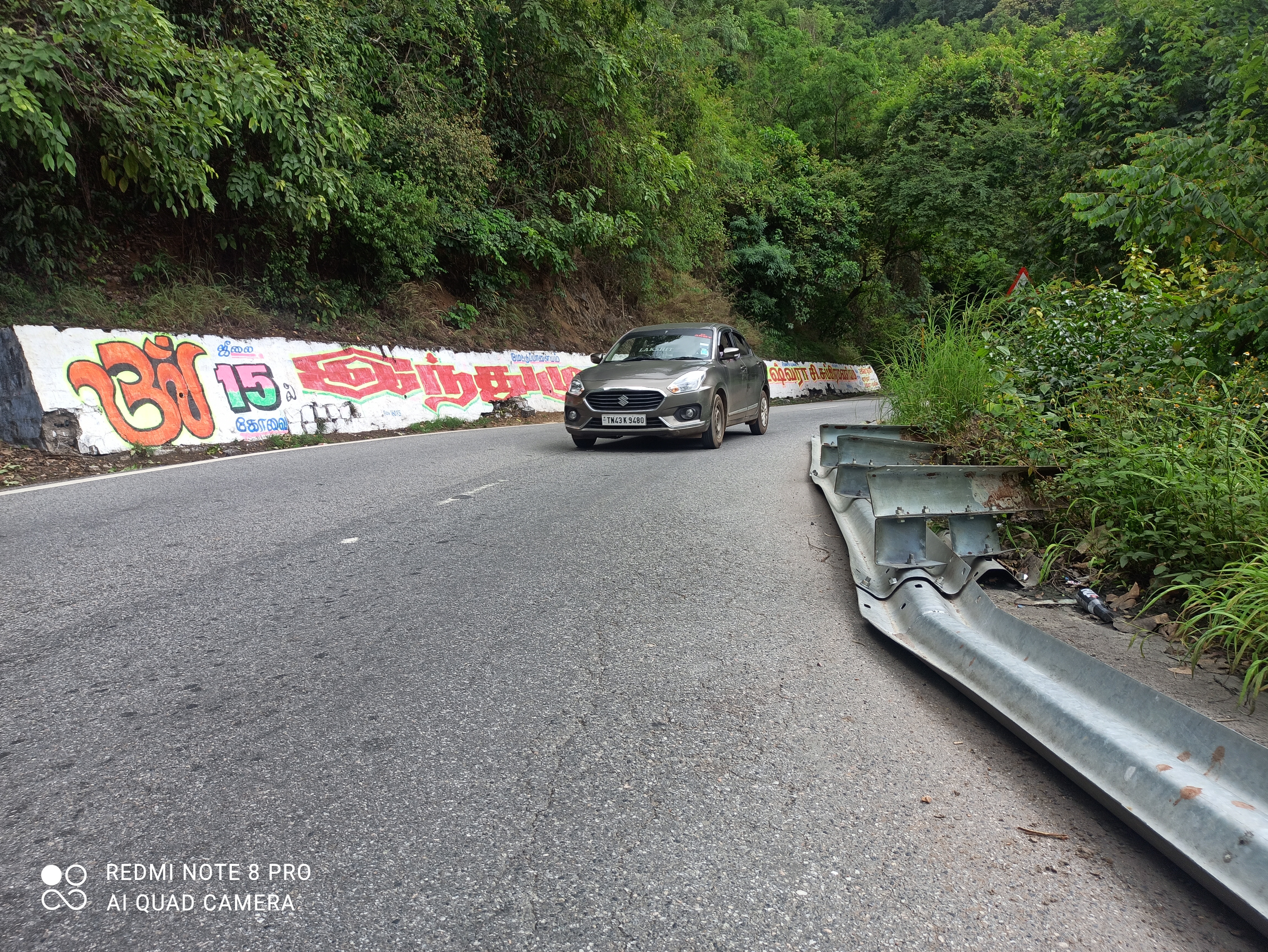 சாய்ந்து கிடக்கும் சாலை தடுப்பான்