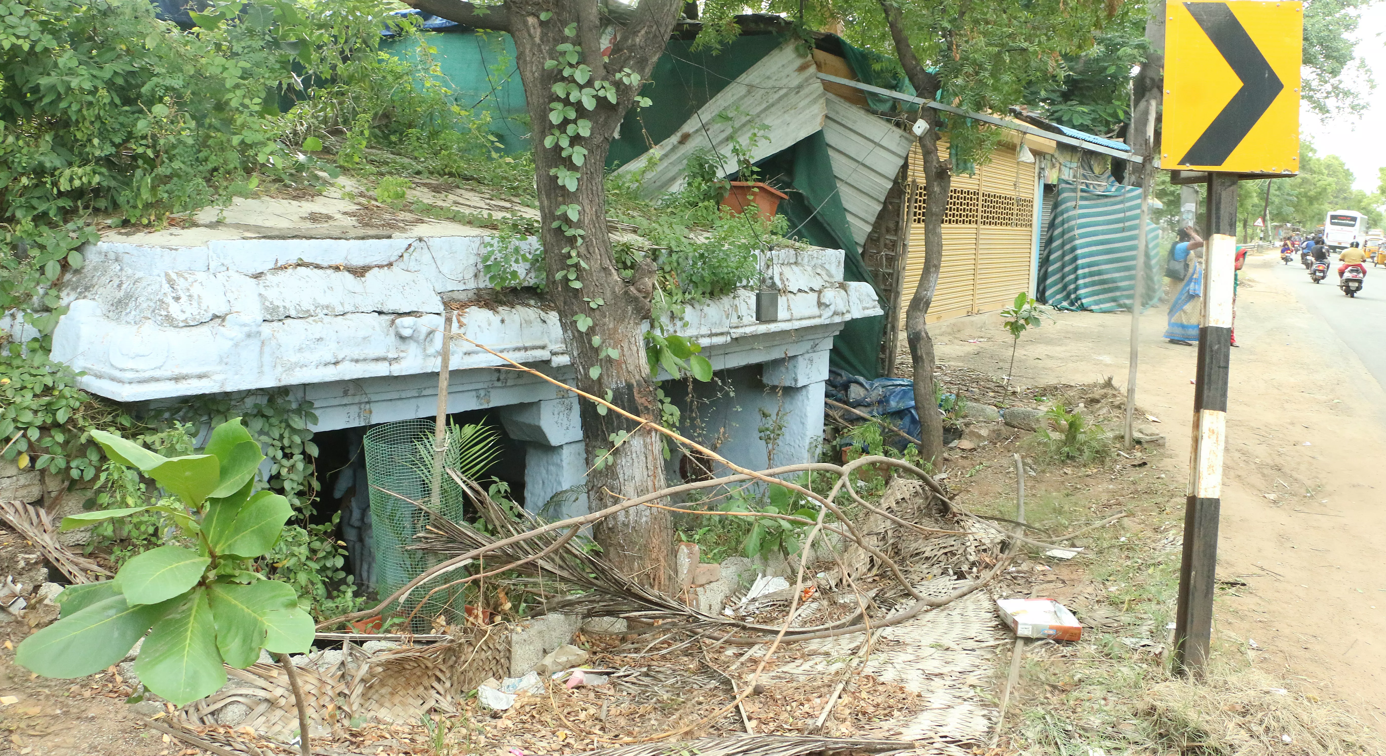 பாழடைந்த மண்டபம்