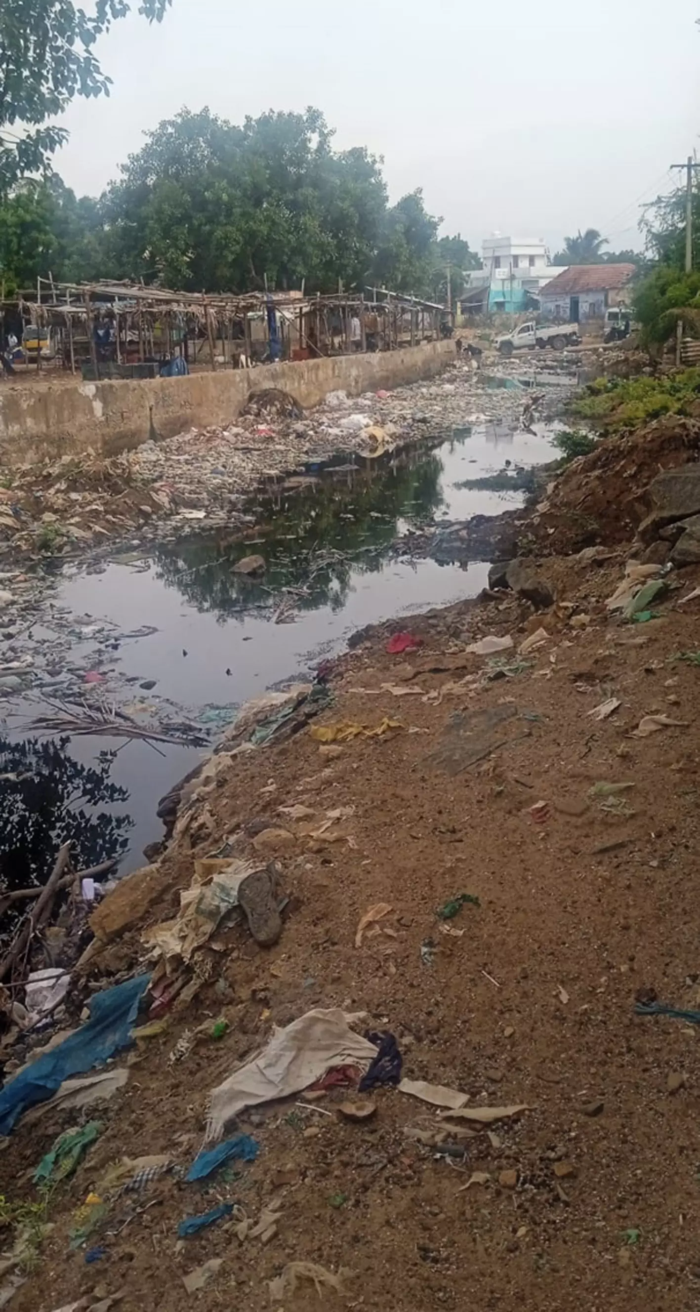 தேங்கி நிற்கும் கழிவுநீர் தேங்கி நிற்கும் கழிவுநீர்