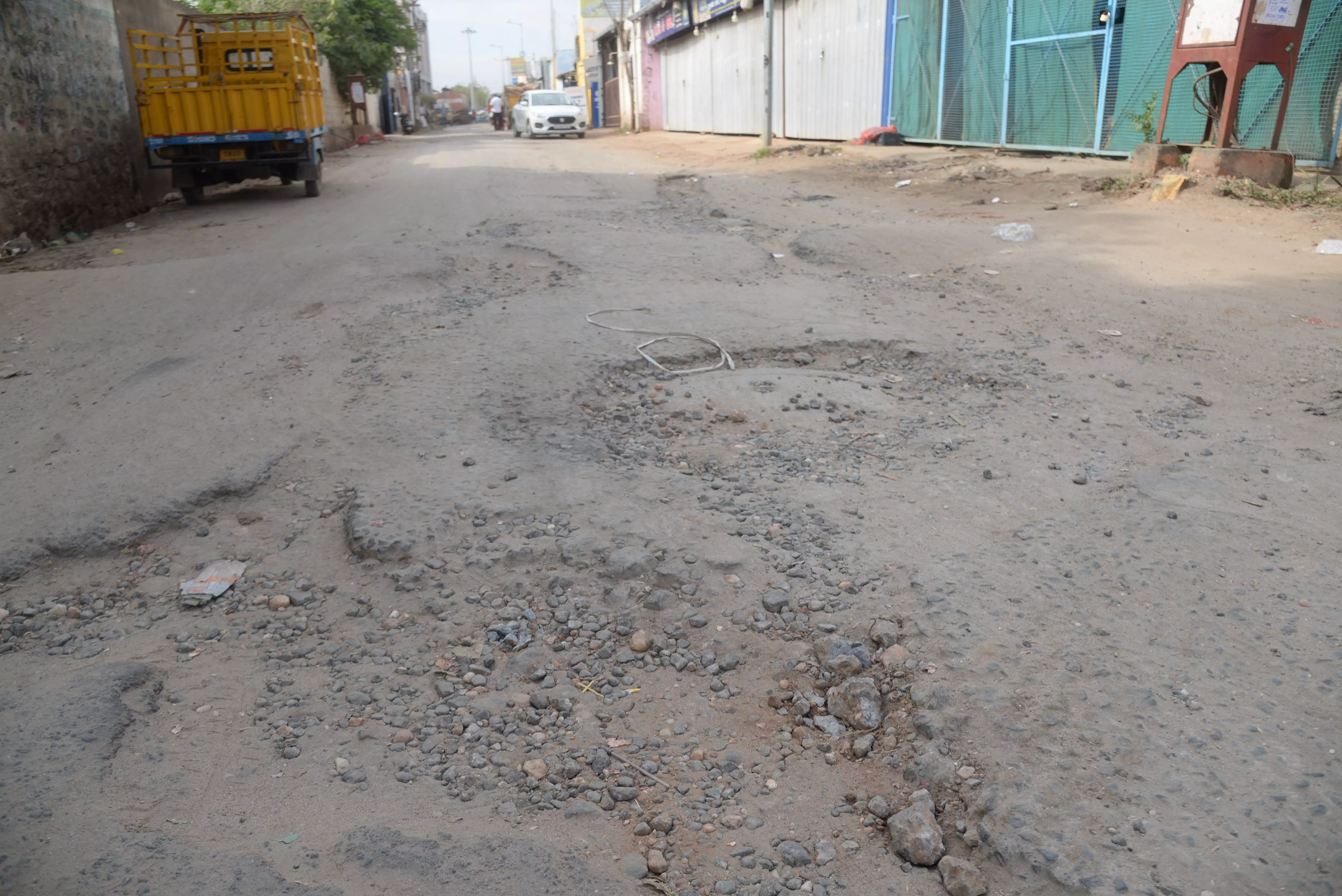 குண்டும்-குழியுமான சாலை குண்டும்-குழியுமான சாலை