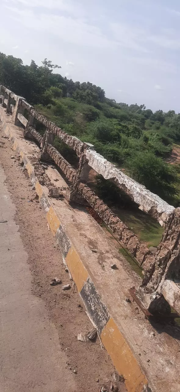 சேதம் அடைந்த தடுப்புச் சுவர்