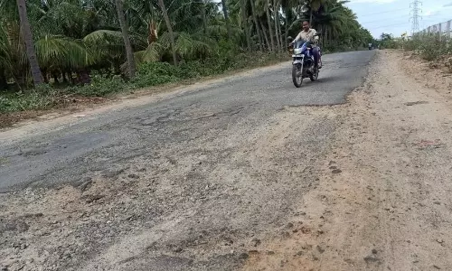 சேதம் அடைந்த சாலை சேதம் அடைந்த சாலை