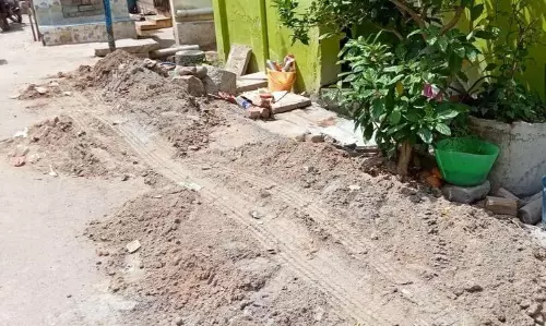 சாக்கடை கால்வாய் மண் சாக்கடை கால்வாய் மண்