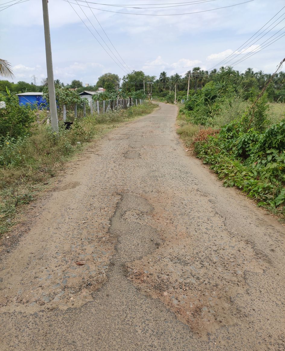 குண்டும், குழியுமான சாலை